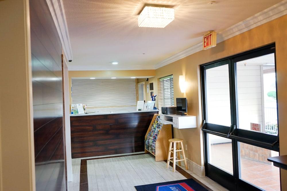 Howard Johnson By Wyndham Salinas Extérieur photo