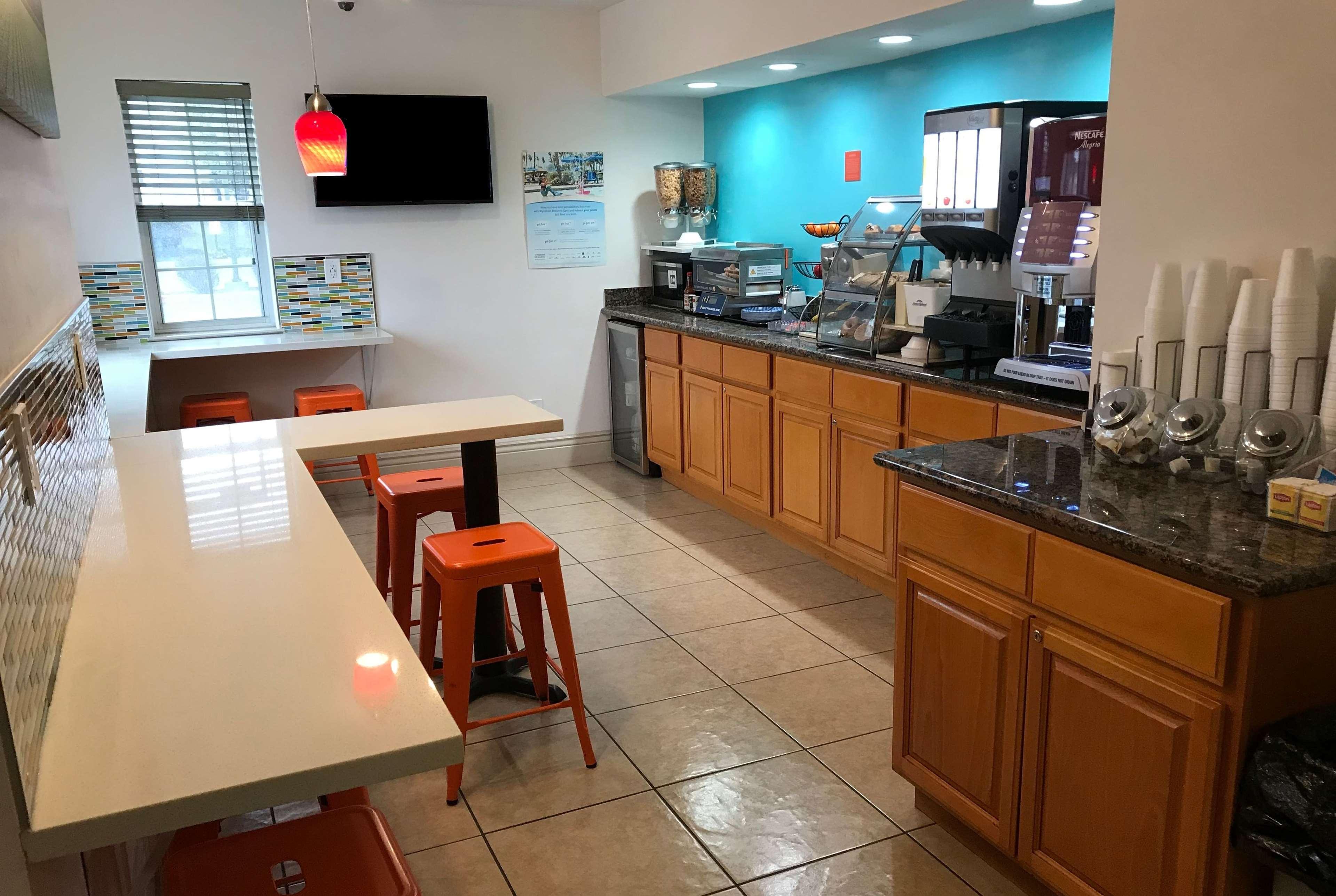 Howard Johnson By Wyndham Salinas Extérieur photo