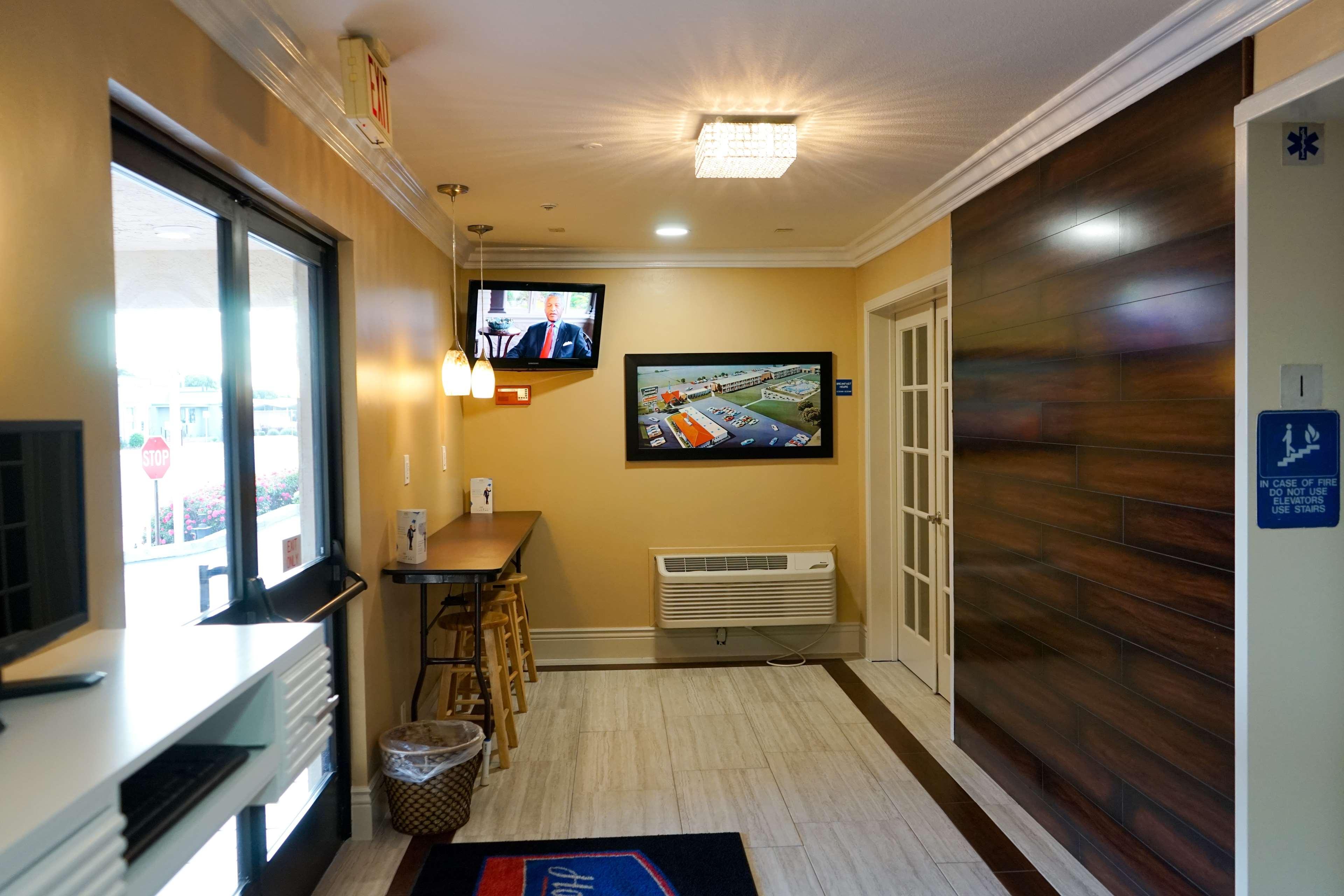 Howard Johnson By Wyndham Salinas Extérieur photo