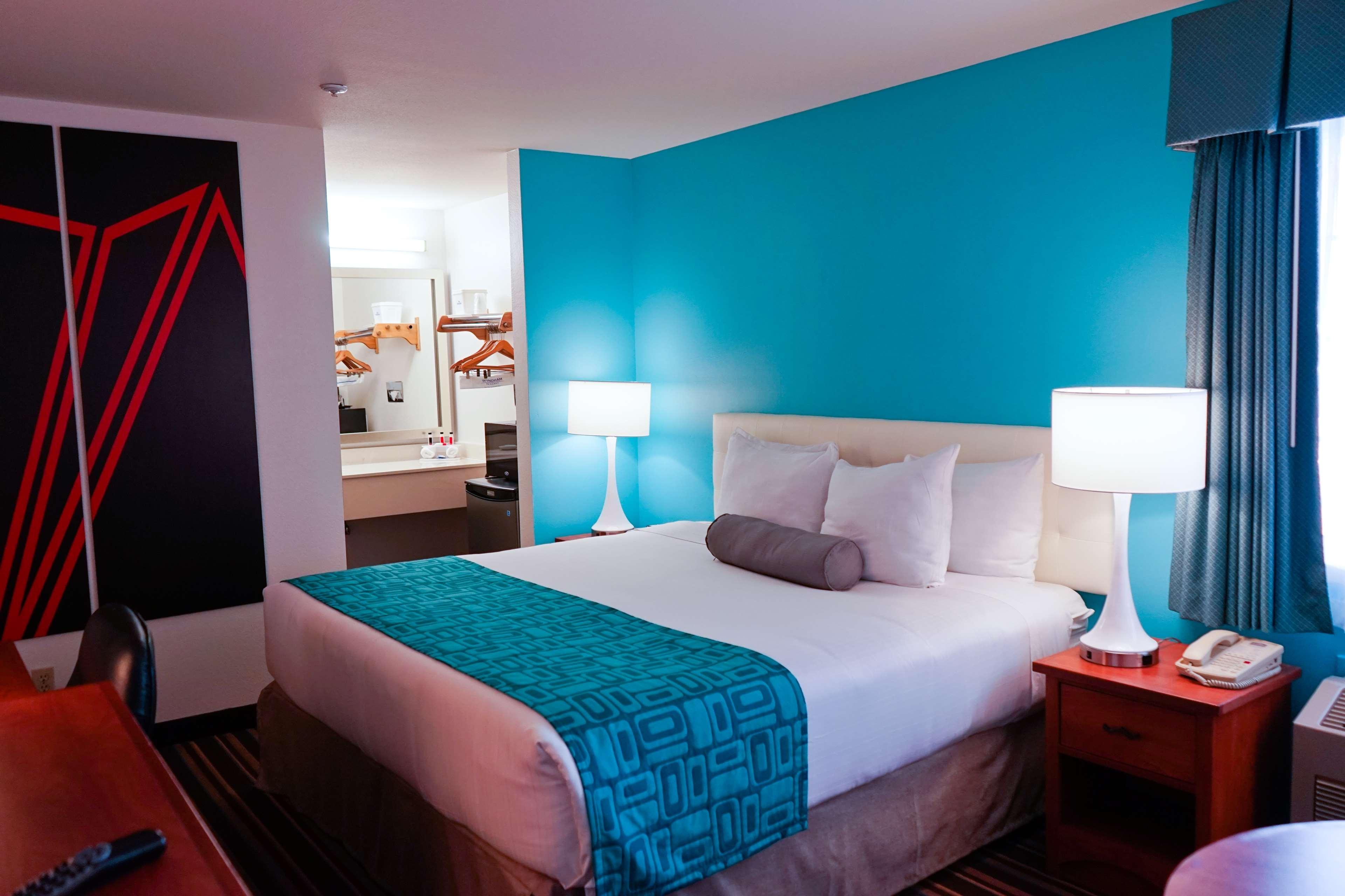 Howard Johnson By Wyndham Salinas Extérieur photo