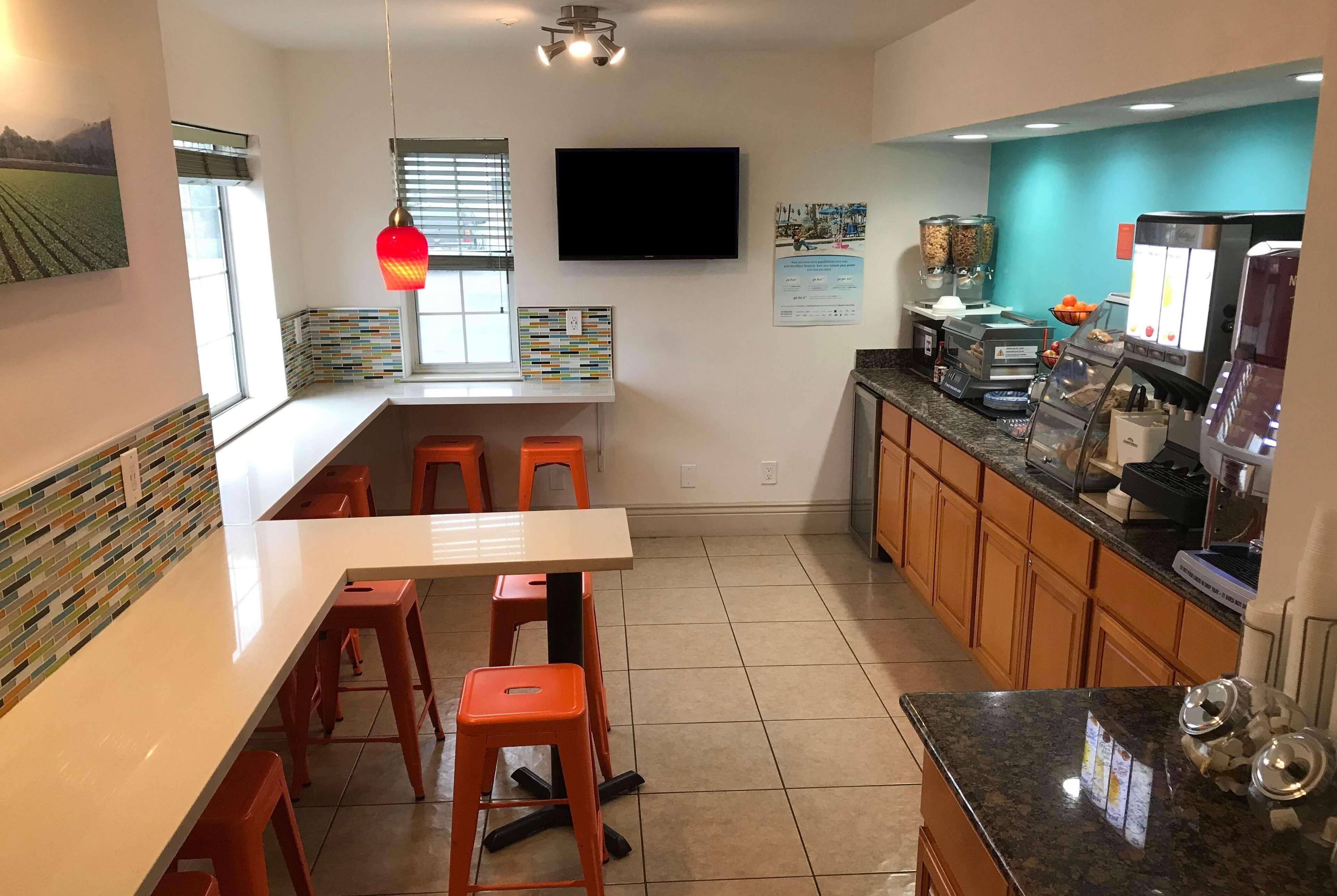 Howard Johnson By Wyndham Salinas Extérieur photo