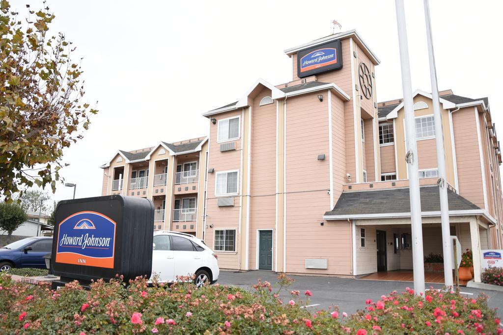 Howard Johnson By Wyndham Salinas Extérieur photo