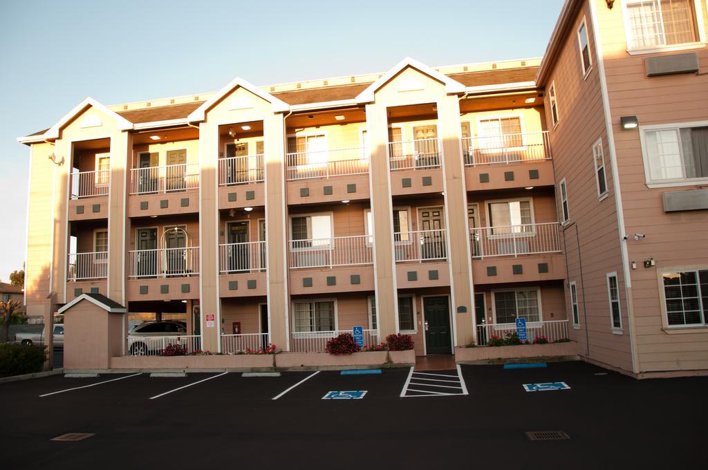 Howard Johnson By Wyndham Salinas Extérieur photo