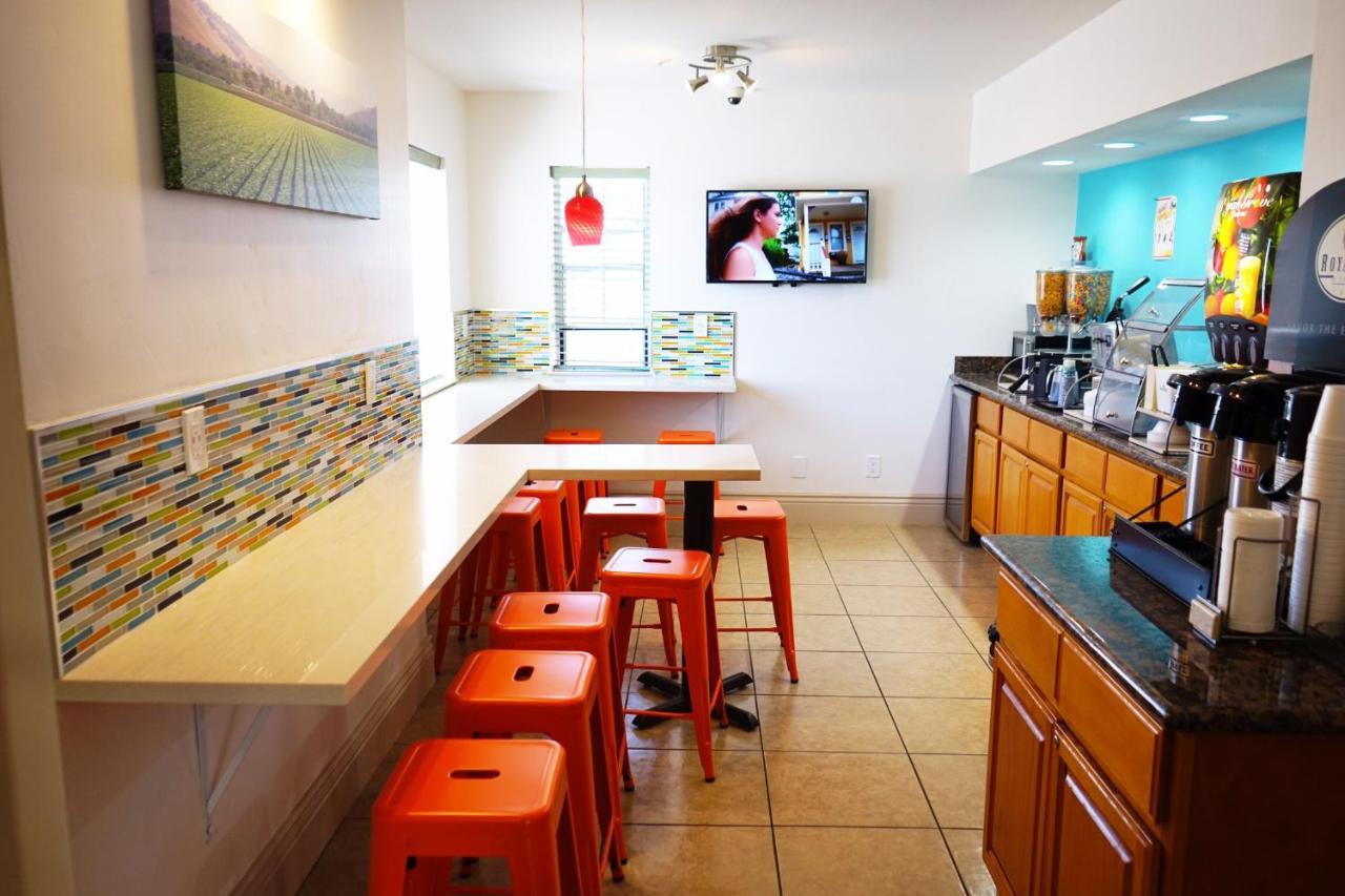 Howard Johnson By Wyndham Salinas Extérieur photo