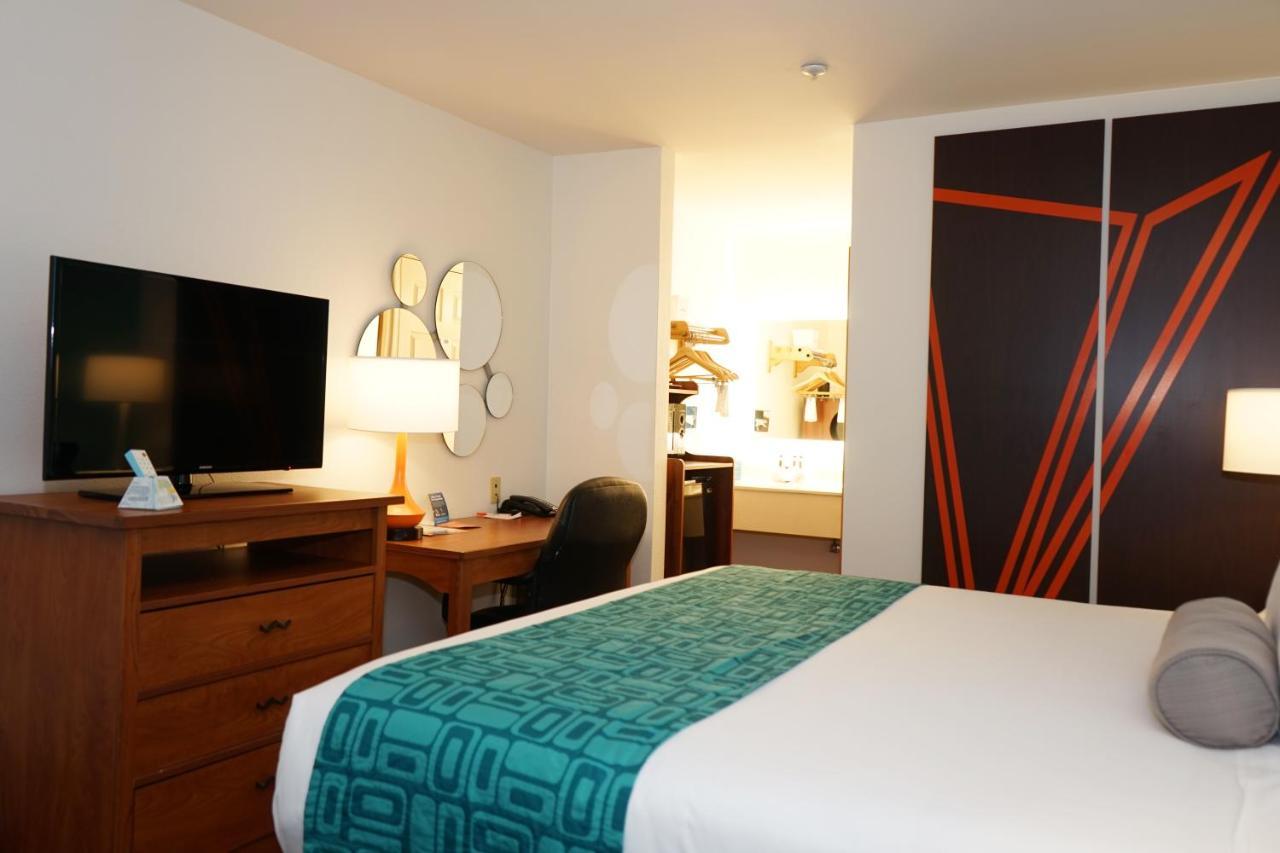 Howard Johnson By Wyndham Salinas Extérieur photo