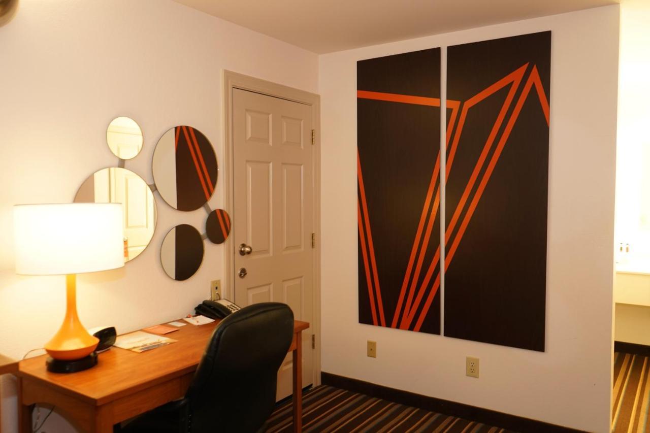 Howard Johnson By Wyndham Salinas Extérieur photo