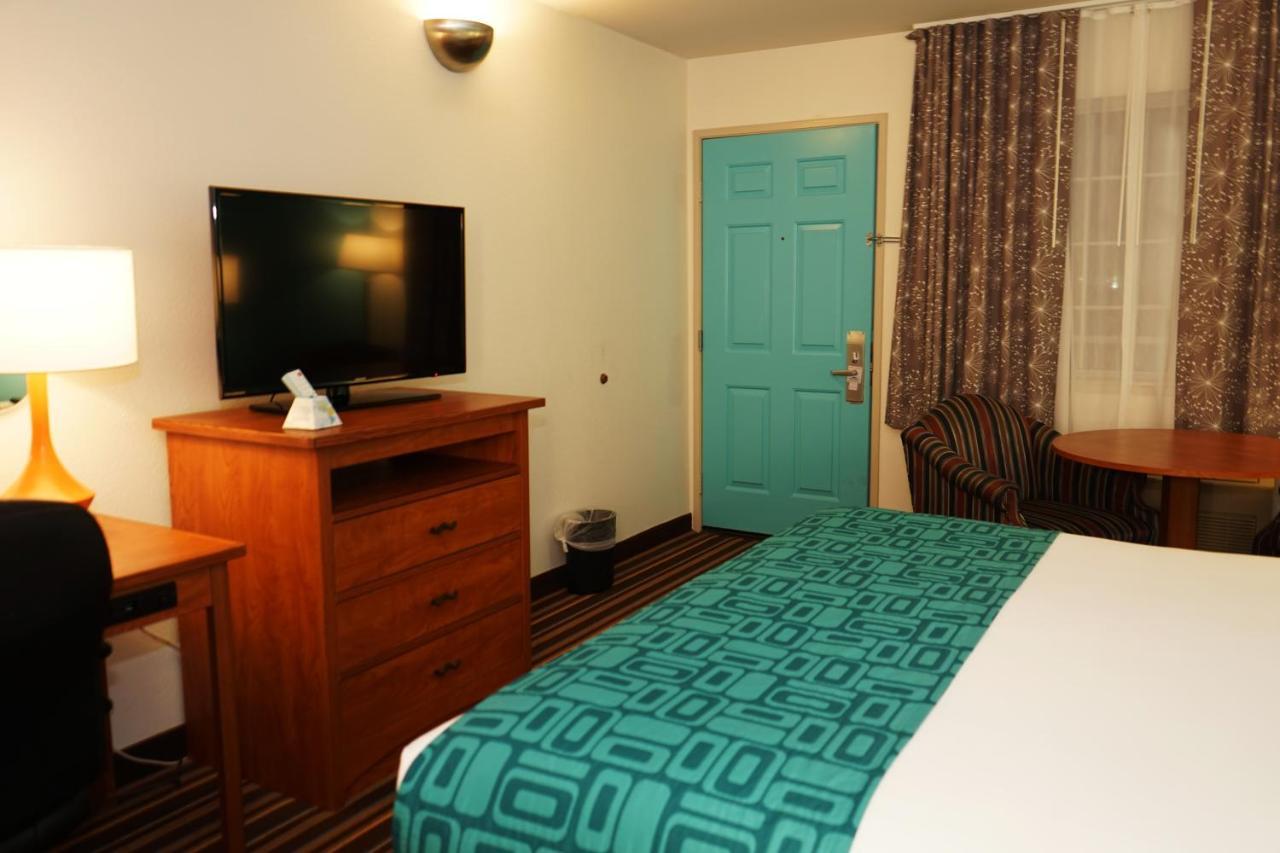 Howard Johnson By Wyndham Salinas Extérieur photo