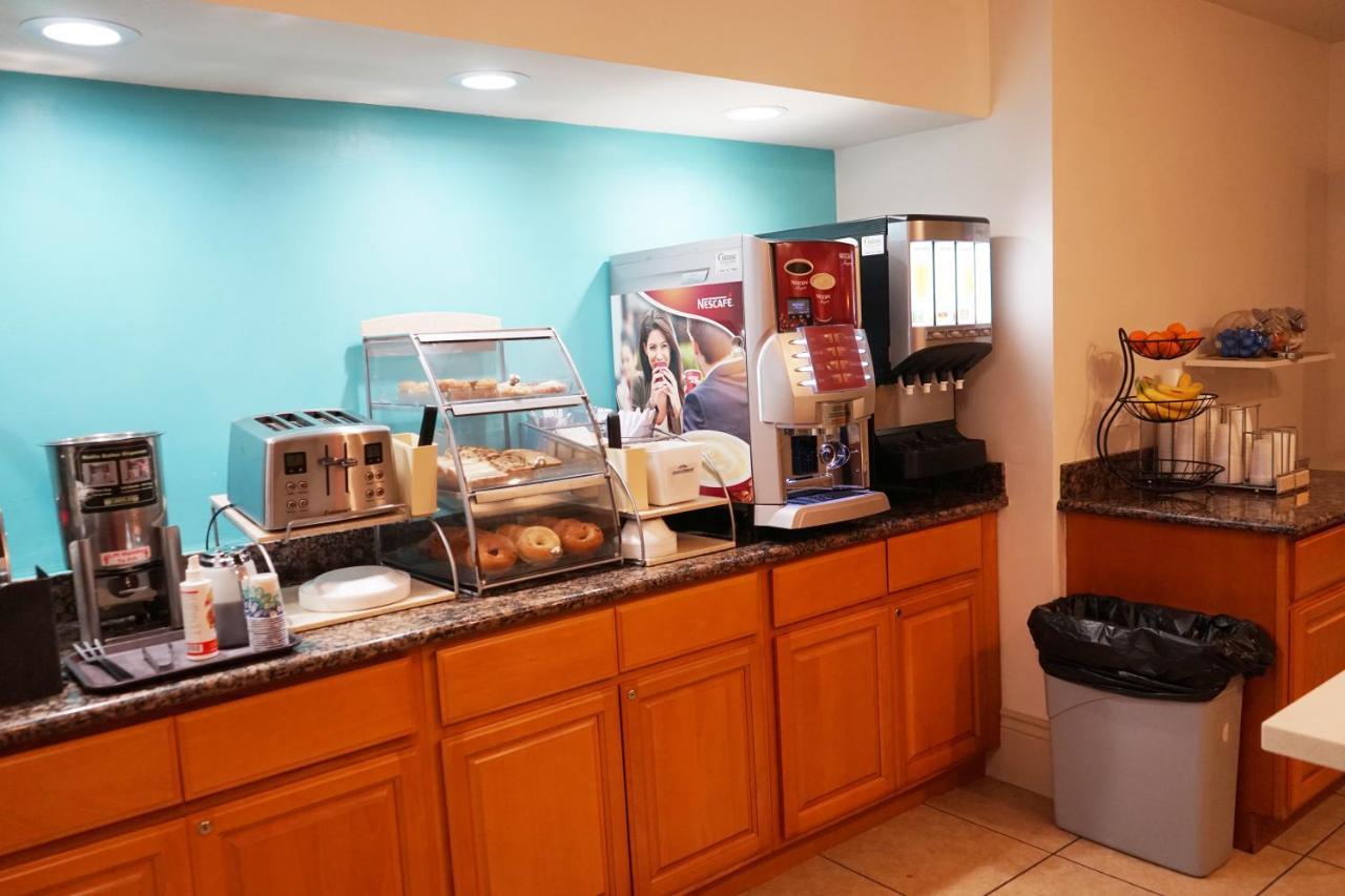 Howard Johnson By Wyndham Salinas Extérieur photo